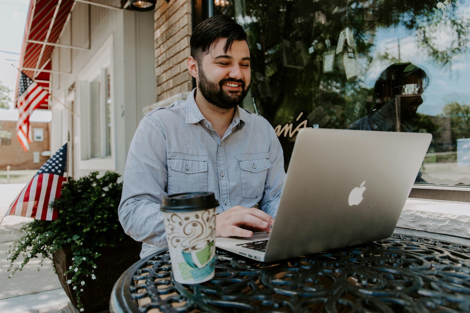 customer-on-laptop-w-flags