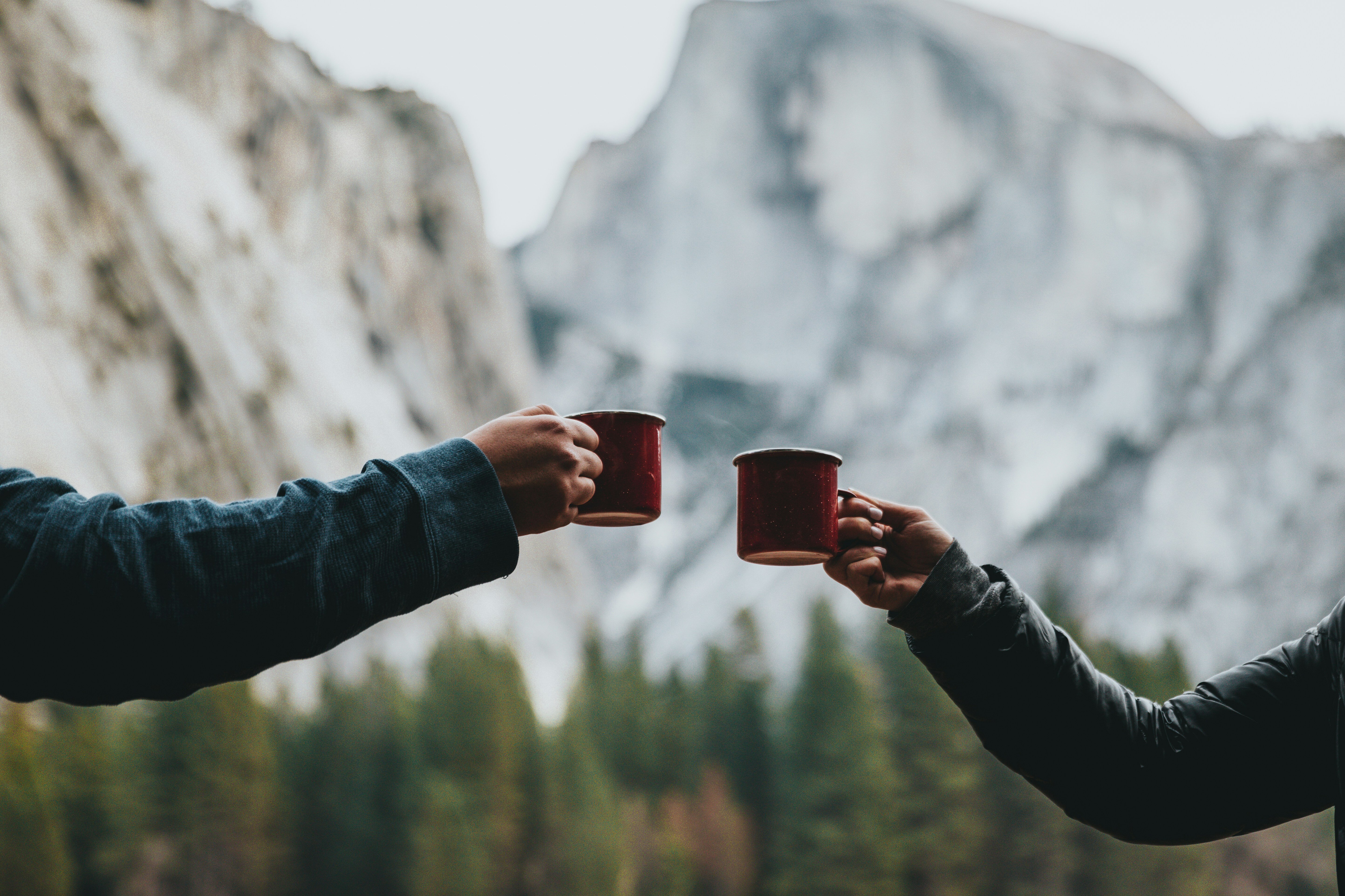 unsplash-camping-cups-friends